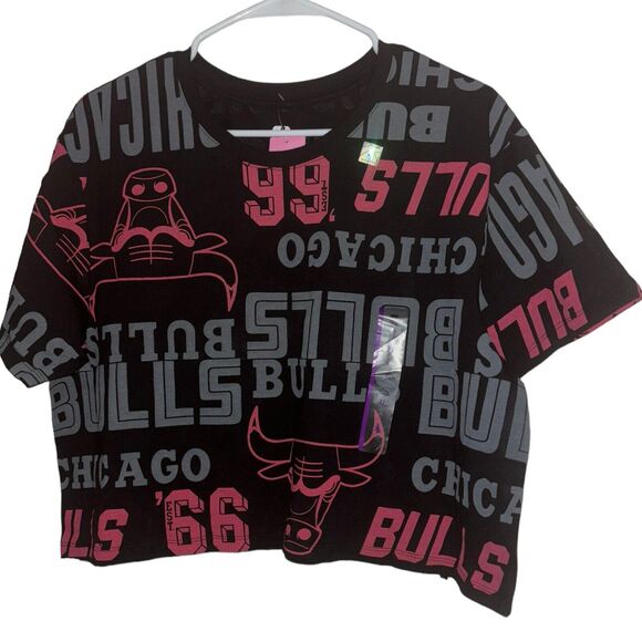 NBA Chicago Bulls Womens XL Cropped T-Shirt Short Sleeve Black Logo  Spellout - Picture 1 of 5